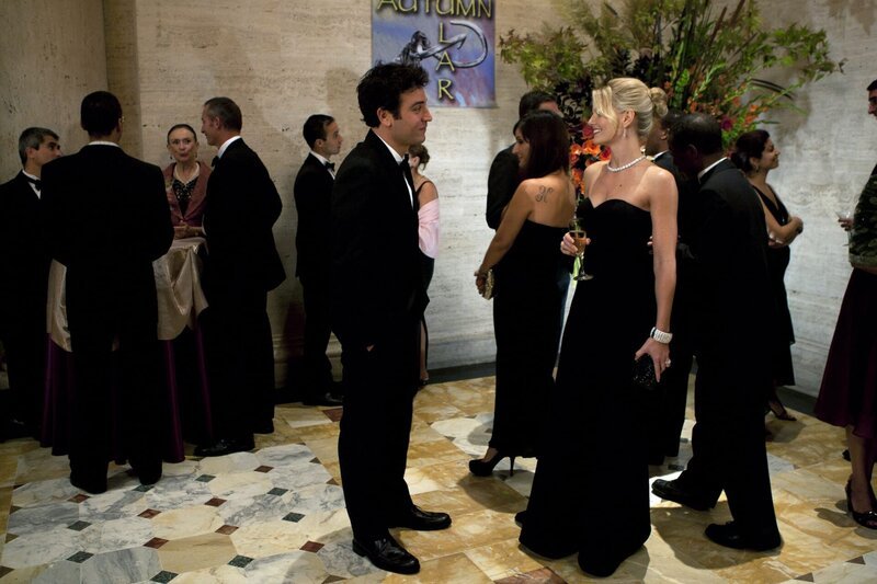 Ted (Josh Radnor, l.) und die anderen besuchen eine Spendenaktion im Naturkundemuseum. Dabei trifft Ted Zoey (Jennifer Morrison, r.) wieder und lernt eine ganz neue Seite von ihr kennen … – Bild: 20th Century Fox International Television Lizenzbild frei