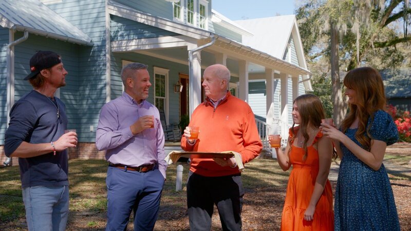 Mike, Bryan, Grumpy, Hayden, and Gray feiern ein fertiges Zuhause, wie in Happy to be Home S2 zu sehen. – Bild: Warner Bros. Discovery, Inc. or its subsidiaries and affiliates