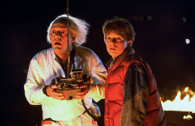 Der Doc (Christopher Lloyd, l.) und Marty (Michael J. Fox, r.) bei einem ihrer Experimente mit der Zeitmaschine. – Bild: ORF/​Universal
