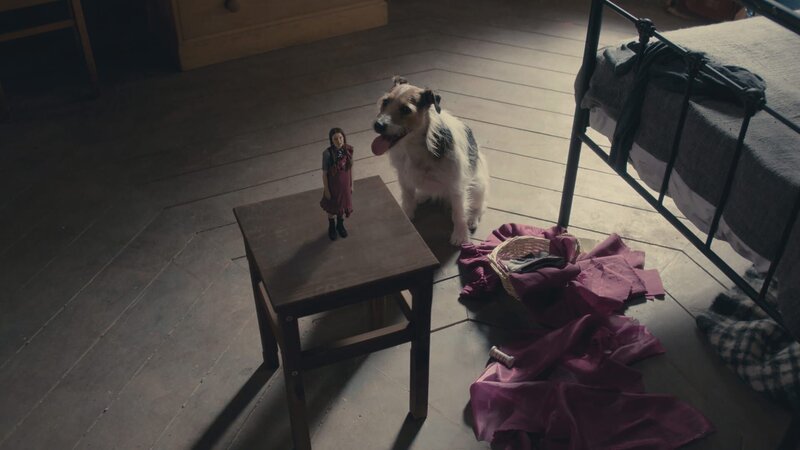 Stern, der Hund, schaut sich die Mini-Mildred (Bella Ramsey) genau an. – Bild: ZDF/​CBBC/​ZDF Enterprises