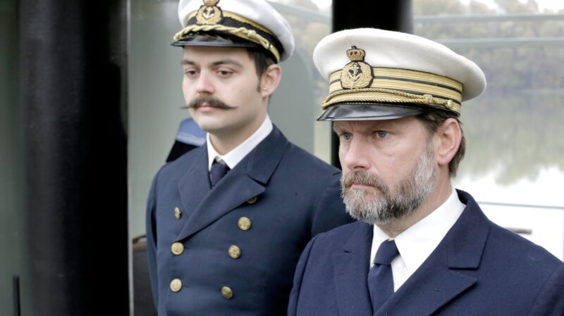 Der Kapitän der HMS Glowworm, Arthur Snagge (Howard Nightingall) verlangt von Kaiser Karl eine Ehrenerklärung, dass Kaiser Karl keinen Fluchtversuch zu unternehmen werde. – Bild: ORF/​Metafilm /​Fritz Kalteis