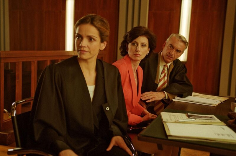 Ute Thiel-Rudelius (Marijam Agischewa, M.), Ex-Frau des berühmten Wagner-Tenors Franz Rudelius, hat die schmerzliche Trennung von ihrem Mann endlich überwunden und einen Roman geschrieben. Die Hauptfigur des Romans ist ein Opernsänger, der starke Ähnlichkeiten zum Ex-Mann aufweist. Dieser möchte den Roman verbieten lassen, doch Felix (Christoph M. Ohrt, r.) und Sandra (Rebecca Immanuel, l.) kämpfen für die Veröffentlichung … – Bild: SAT.1 /​ Hardy Spitz