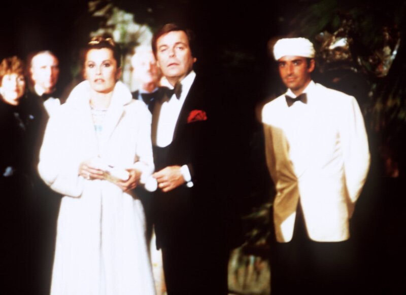 Jennifer (Stefanie Powers, l.) und Jonathan (Robert Wagner, 2.v.r.) sind bei der feierlichen Eröffnung einer archäologischen Ausstellung. – Bild: Sat.1 Gold