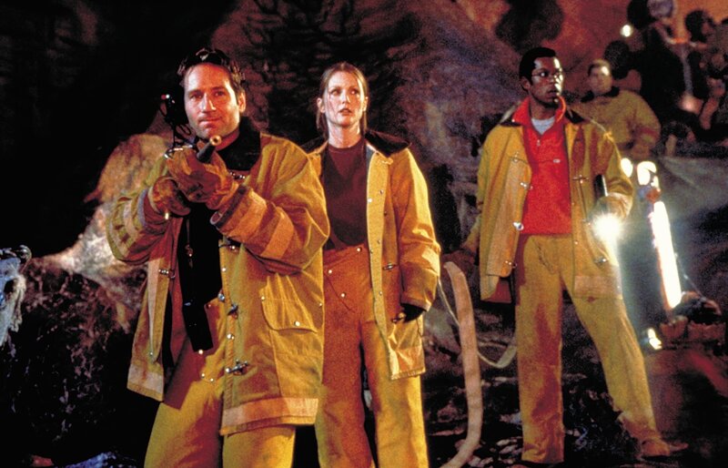 Zusammen mit der Alien-Forscherin Allison Reed (Julianne Moore, M.) nehmen Ira (David Duchovny, l.) und Harry (Orlando Jones, r.) den Kampf gegen die Aliens auf. – Bild: port.hu