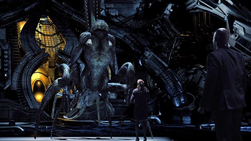 Im Bild: V.l.n.r.: Das Alien, President Raney (Fay Gauthier), Agent Taylor (Jude Lanston) – Bild: TL5 Im Bild: V.l.n.r.: Das Alien, President Raney (Fay Gauthier), Agent Taylor (Jude Lanston) – Bild: TL5