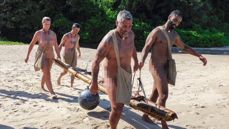 L-R: Angela, Russell, Charlie and Max carry raft. – Bild: Discovery Communications