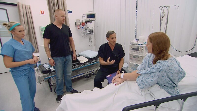 (v.l.n.r.) Jon; Dr. Dubrow; Emily – Bild: E! Entertainment Television, LLC