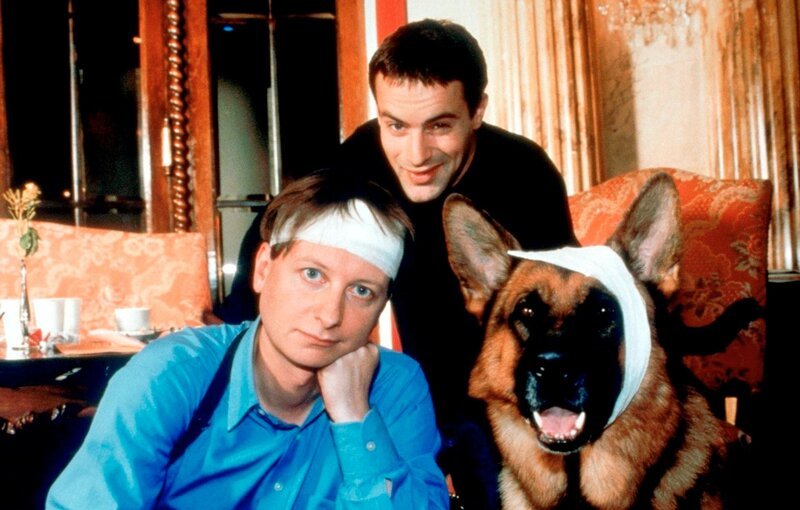 Kommissar Rex „Die Verschwörung“. Im Bild: Heinz Weixelbraun, Gedeon Burkhard, Rex. – Bild: ORF (FS1/​FS2) /​ ORF1