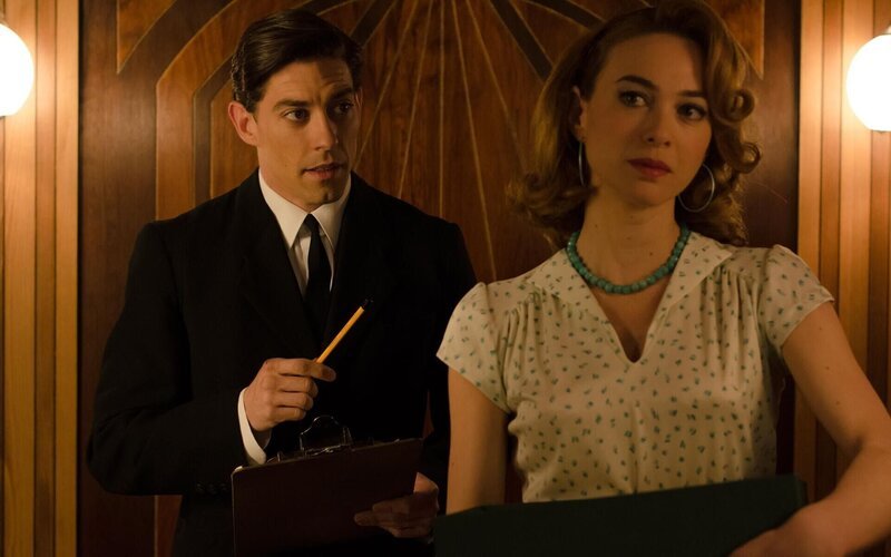 Pedro Infantes (Adrián Lastra, l.); Clara Montesinos (Marta Hazas, r.) – Bild: Manuel Fernández-Valdés/​BetaFilm