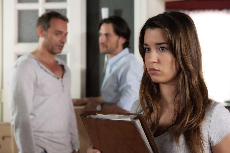 Während Rufus (li. Kai Noll, mit Stefan Bockelmann als Malte) sich seiner Trauer hingibt, nimmt Lili (Sarah Bogen) tapfer die Vorbereitungen für Rebeccas Beisetzung in Angriff. – Bild: RTL/​Timo M. Seidel