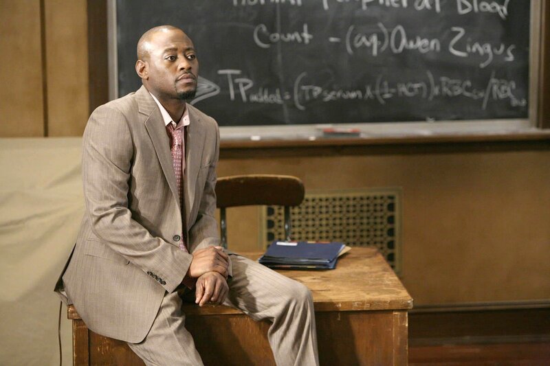 Ein drogensüchtiger Punkrocker leidet an äußerst merkwürdigen Symptomen. Dr. Eric Foreman (Omar Epps) und seine Kollegen versuchen, den Grund für die Krankheitszeichen herauszufinden … – Bild: PLURIMEDIA (NBC Universal, Inc.)