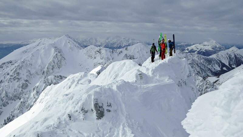 Skifahrer durchqueren das Grenzgebirge der Karawanken, von Koschuta bis Mittagskogel. – Bild: Bergblick