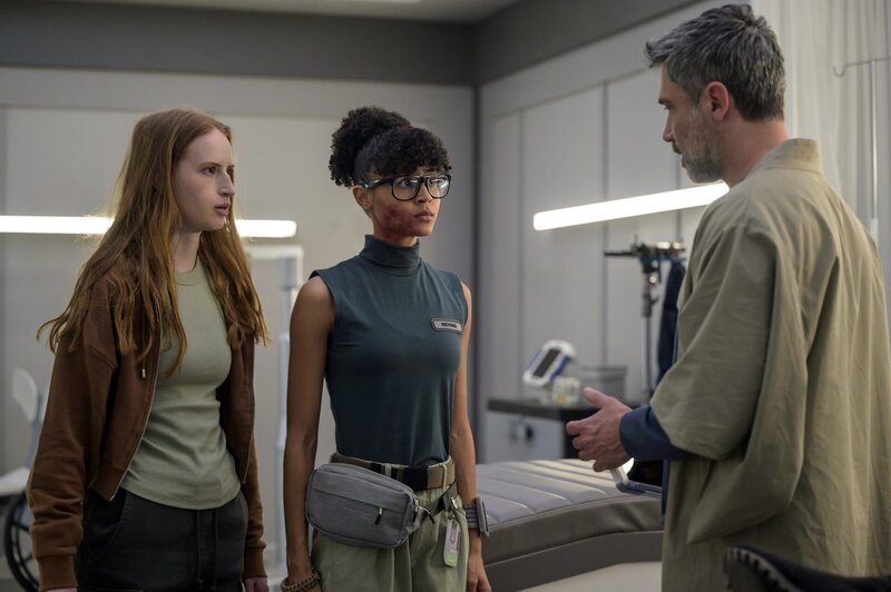 l-r: Kelly Fowler (Samantha Glassner), Alicia Nevins (Stacey Read), und Dr. Marsh (Jadran Malkovich) – Bild: Ark TV Holdings, Inc./​SYFY /​ Electric Entertainment