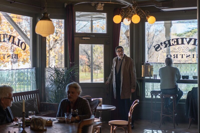 Armand Gamache (Alfred Molina) – Bild: LBM THREE PINES LIMITED /​ Laurent Guerin