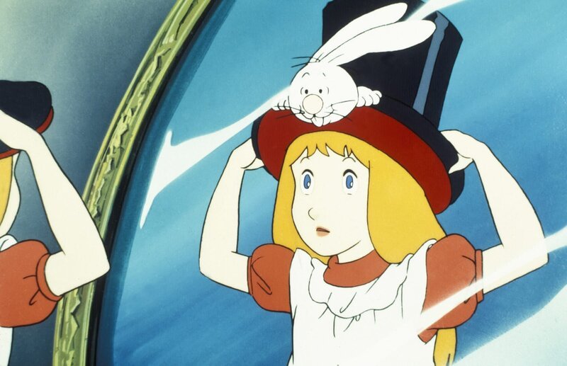In einem Trödelladen hat Alice einen alten Zylinder entdeckt, der einmal einem Zauberer gehörte. In diesem Zylinder wohnt noch immer Benny Bunny, das Kaninchen des Zauberers. – Bild: ORF 1