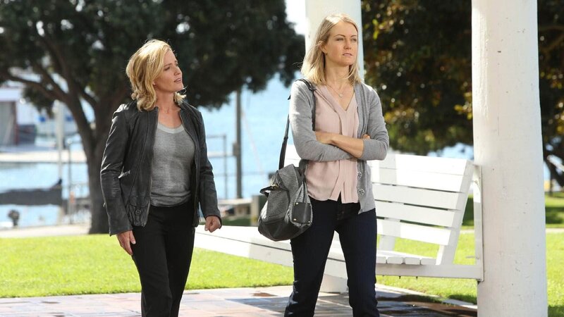 Monica Warren (Lilli Birdsell, r.) dankt Julie „Finn“ Finlay (Elisabeth Shue) für den unermüdlichen Einsatz, die Wahrheit über den Mord an ihrer Tochter herauszufinden. – Bild: MG RTL D