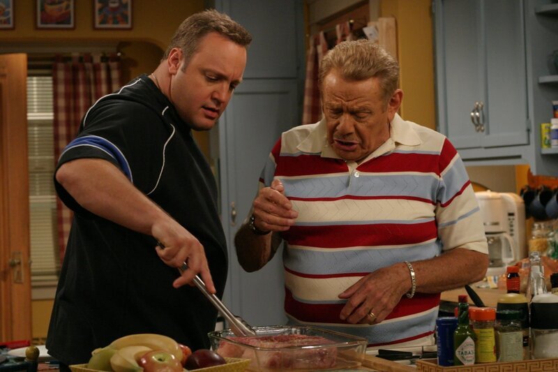 L-R: Doug Heffernan (Kevin James), Arthur Spooner (Jerry Stiller) – Bild: TNT Comedy (DE) /​ ALICE S. HALL /​ CBS