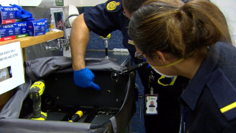 Um Verstöße am Flughafen Melbourne zu vermeiden, haben die Zollbeamten alles im Auge, was ungewöhnlich erscheint – Bild: Seven Productions 2018 Lizenzbild frei