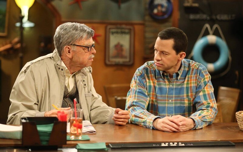 Männergespräche: Sid Olsen (John Cryer, l.) und  Alan Harper (John Cryer, r.) … – Bild: Warner Bros. Television Lizenzbild frei
