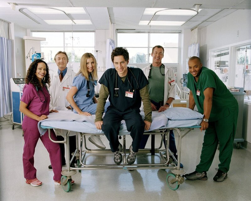 (1. Staffel) – Der harte Kern des Sacred Heart Hospitals: die drei Jung-Mediziner J.D. (Zach Braff, 3.v. r.), Turk (Donald Faison, r.) und Elliot (Sarah Chalke, 3.v.l.) und Chefarzt Dr. Bob Kelso (Ken Jenkins, 2.v.l.), Stationsarzt Dr. Phil Cox (John C. McGinley, 2.v.r.) und Krankenschwester Carla Espinosa (Judy Reyes, l.) … – Bild: ORF/​Disney