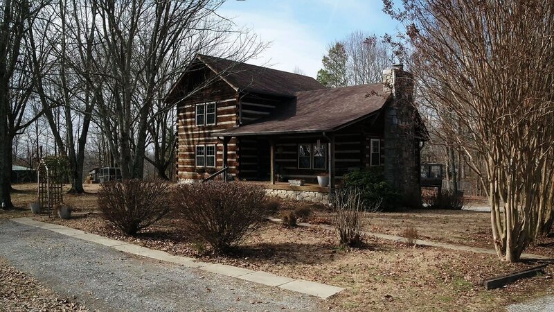 The exterior of the Arbor Arch Cabin in Tennessee, as seen on HGTV’s Log Cabin Living. – Bild: Scripps Networks, LLC.