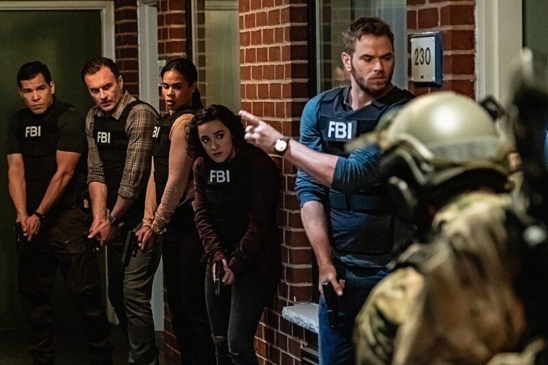 (v.l.n.r.) Clinton Skye (Nathaniel Arcand); Jess LaCroix (Julian McMahon); Sheryll Barnes (Roxy Sternberg); Hana Gibson (Keisha Castle-Hughes); Kenny Crosby (Kellan Lutz) – Bild: 2020 CBS Broadcasting Inc. All Rights Reserved. /​ Jeff Neumann Lizenzbild frei