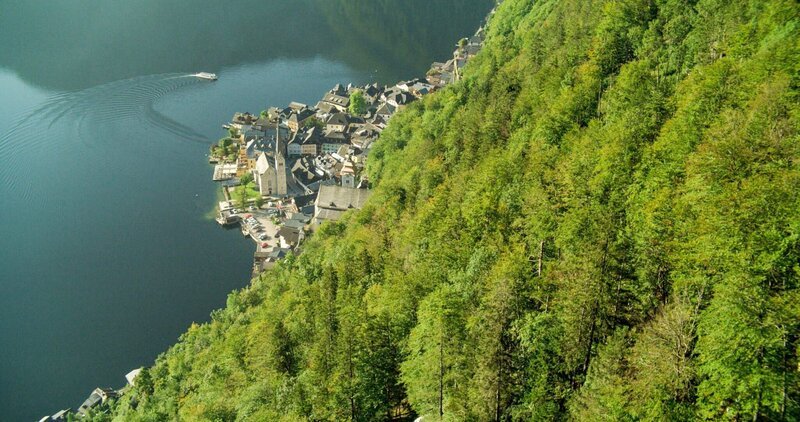 Hallstatt im Sommer. – Bild: ORF/​Riha-Film