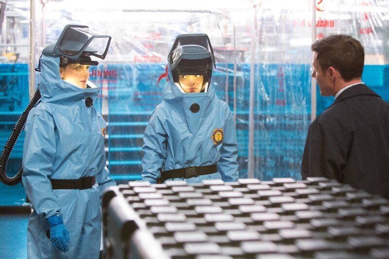 Dr. Jacobs (Mackenzie Astin), ein Wissenschaftler der Seuchenschutzbehörde, spricht mit Brennan (Emily Deschanel, l.) und Cam (Tamara Taylor) über die Maßnahmen, um das tödliche Virus in Schach zu halten. – Bild: Polsat