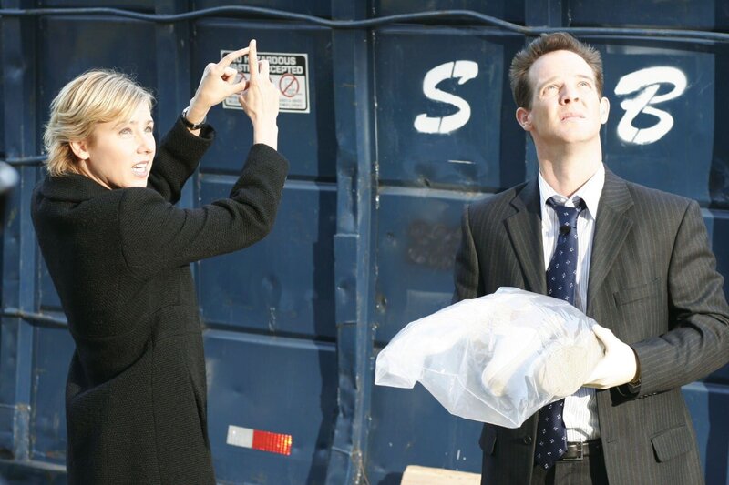 Beim Versuch von Natalie (Traylor Howard, l.) und Lt. Randall Disher (Jason Gray-Stanford, r.), mit Monk zu kommunizieren, der sich hinter dem Fenster des Gerichtsgebäudes versteckt, kommen einige Missverständnisse auf. – Bild: SUPER RTL