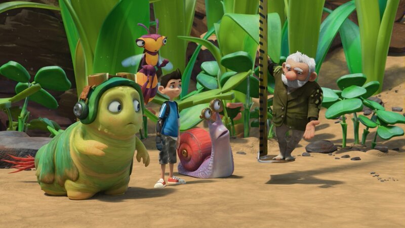 Staunend sehen Chowser, Willow, Zak und Syd dabei zu, wie Gramps sich auf einem Maßband abseilt. – Bild: KiKA/​One Animation PTE LTD.