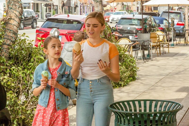 L-R: Anna-Kat Otto (Julia Butters) und Taylor Otto (Meg Donnelly) – Bild: ORF/​Disney/​ABC/​Michael Ansell