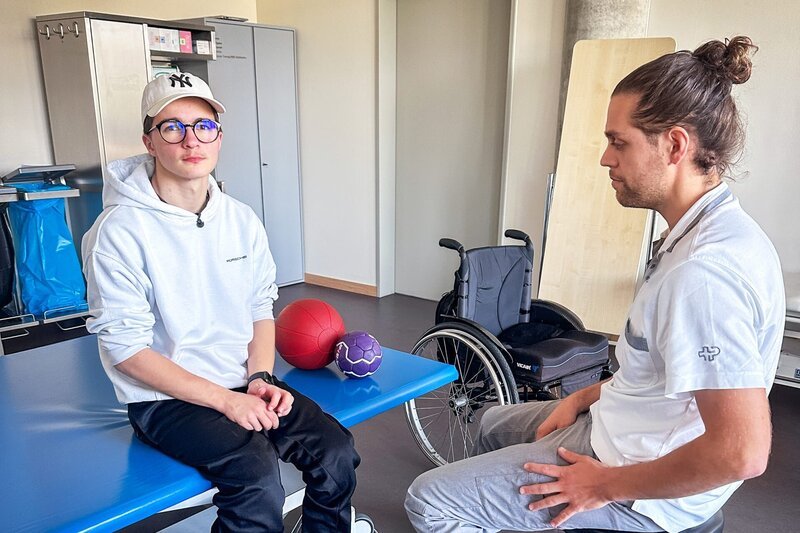 (v.li.): Fabian Kappeler und Physiotherapeut Damian Püntener – Bild: SRF