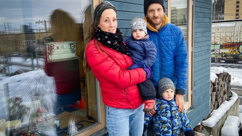 Noemi und Urs Oberbach mit den Kindern Finian und Vanja – Bild: SRF