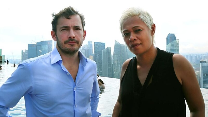 Giles Coren und Monica Galetti am Inifity Pool des „Marina Bay Sands“ in Singapur. – Bild: BBC