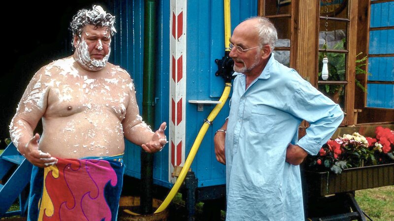 Komplett eingeseift taucht Nachbar Paschulke (Helmut Krauss, l.) in Peters Garten auf. Ihm wurde das Wasser abgeschaltet, jetzt muss er dringend bei Peter (Peter Lustig, r.) duschen. – Bild: ZDF