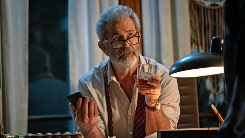 Der exzentrische Psychiater Dr. Alderwood (Mel Gibson) unterstützt den Ex-Häftling Dylan Forrester – Bild: RTLZWEI Der exzentrische Psychiater Dr. Alderwood (Mel Gibson) unterstützt den Ex-Häftling Dylan Forrester – Bild: RTLZWEI