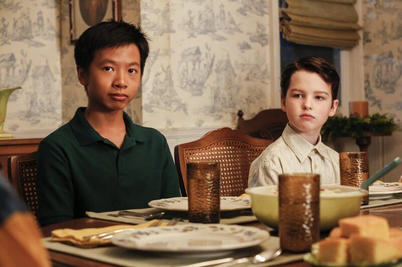 Sowohl Tam (Ryan Phuong, l.) als auch Sheldon (Iain Armitage, r.) finden nicht leicht Anschluss, doch als sie dann aufeinandertreffen, scheinen sie tatsächlich Freunde werden zu können … – Bild: Warner Bros.
