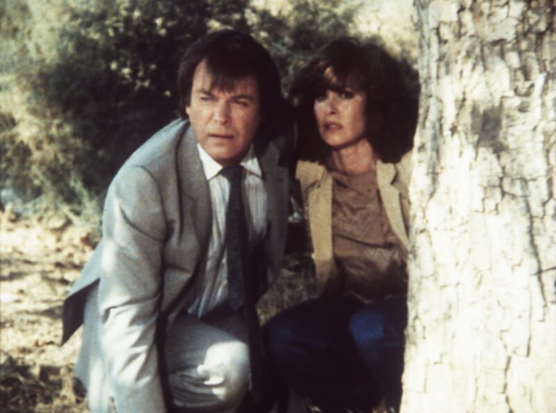 Aus der Luft werden Jonathan (Robert Wagner, l.) und Jennifer (Stefanie Powers, r.) von einem Spielzeugflugzeug mit scharfer Munition beschossen. Können sie der tödlichen Hetzjagd entkommen? – Bild: Columbia Pictures