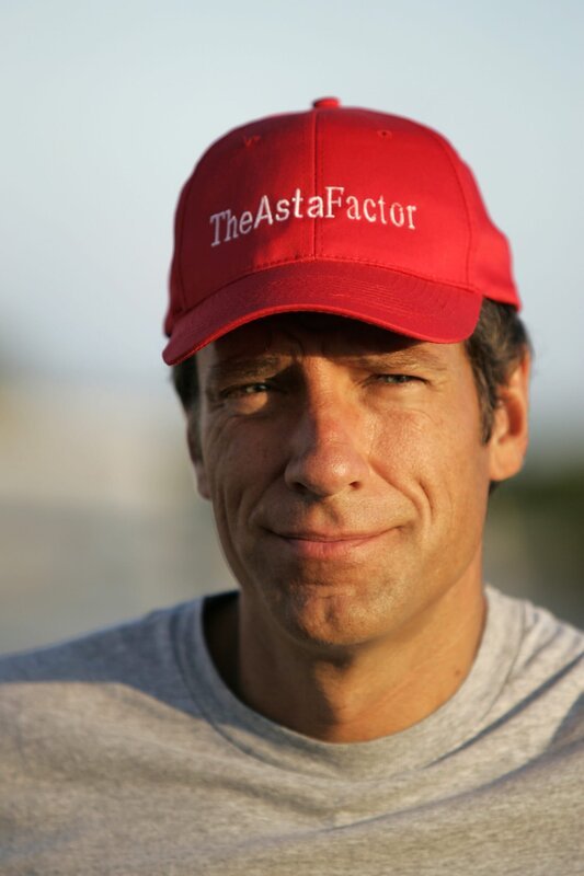 June 29. Kona, HI: Mike Rowe, host of the Discovery Channel’s Dirty Jobs at Mera Pharmaceuticals, a micro algae farming company in Kona, HI, June 29, 2005. (Discovery Channel) – Bild: DISCOVERY CHANNEL /​ MARCO GARCIA – GETTY IMAGES