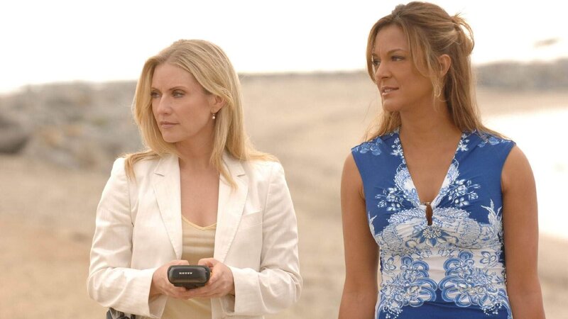 Natalia (Eva La Rue, r.) und Calleigh (Emily Procter) suchen den Strand gemeinsam nach einem Blister, einem Transportbehältnis für Rauschgift, ab. – Bild: SUPER RTL