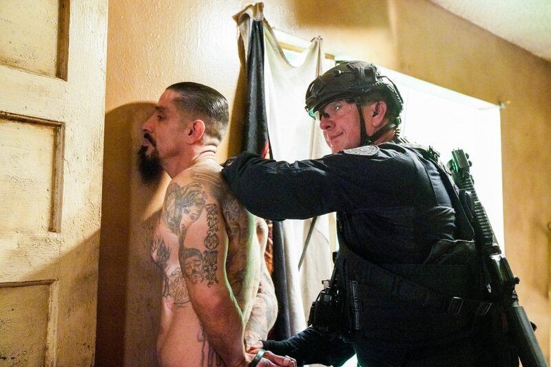 L-R: Martinez (Joseph Raymond Lucero) and Dominique Luca (Kenny Johnson) – Bild: ORF/​Sony Pictures/​CBS/​Bill Inoshita