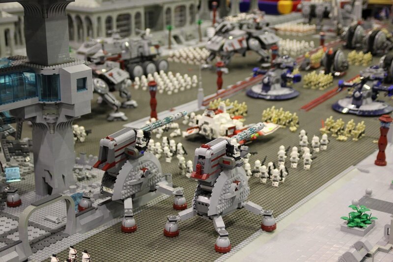 Zwolle, Netherlands: Lego robot set. – Bild: Off the Fence