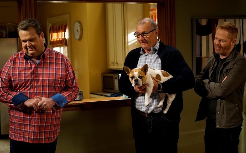L-r: Cameron Tucker (Eric Stonestreet), Jay Pritchett (Ed O’Neill) und Mitchell Pritchett (Jesse Tyler Ferguson) – Bild: Disney /​ Die Verwendung ist nur bei redaktioneller Berichterstattung im Rahmen einer Programmankündigung ab 2 Monate vor der ersten Auss /​ © 2014 Twentieth Century Fox Film Corporation. All rights reserved.