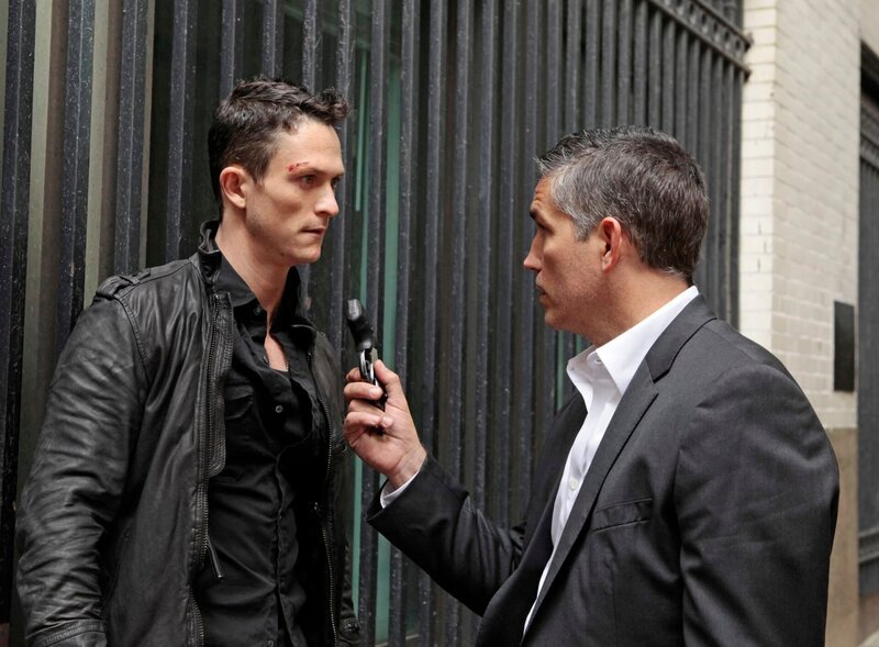 L-R: Riley Cavanaugh (Jonathan Tucker) und Reese (Jim Caviezel) – Bild: Giovanni Rufino /​ WARNER BROS. /​ CBS ENTERTAINMENT /​ ©2012 Warner Bros. Television. All Rights Reserved.