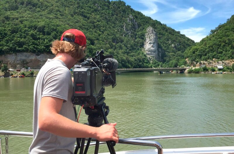 Kameramann Florian Wolff vor dem Felsenrelief Decebl am Eisernen Tor in Rumänien. – Bild: BR/​Bewegte Zeiten GmbH/​André Görschel