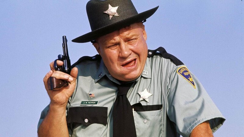 Sheriff Pepper (Clifton James) – Bild: TVNOW / Danjaq, LLC and Metro-Goldwyn-Mayer Studios Inc. Sheriff Pepper (Clifton James) – Bild: TVNOW / Danjaq, LLC and Metro-Goldwyn-Mayer Studios Inc.