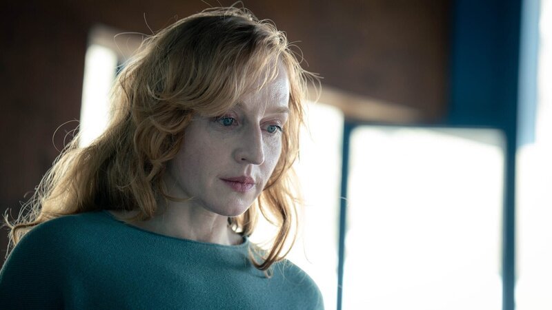 Lucia (Brigitte Hobmeier). – Bild: Martin Rattini /​ X-Filme Produktion GmbH, Berlin, ORF, BR, NDR, Primary Pictures, Wien