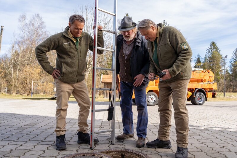 Werden Bauer Gimpel (Ferdinand Dörfler, m.), Hubert (Christian Tramitz, l.) und Girwidz (Michael Brandner, r.) den ASchuldigen überführen können? – Bild: Leonine /​ Thomas Neumeier
