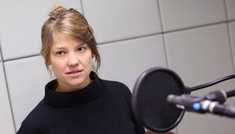 Anya (Britta Hammelstein) in dem Hörspiel „Delay“ – Bild: WDR/​Sibylle Anneck