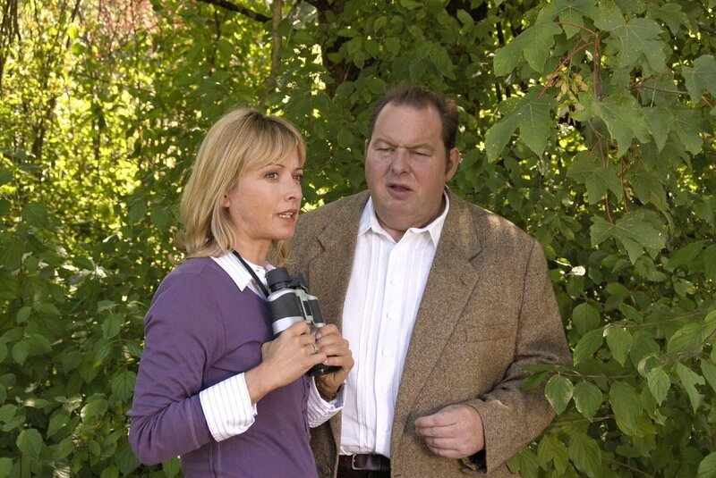 Nadine (Katharina Abt, l.) und Benno (Ottfried Fischer, r.) machen eine sehr interessante Beobachtung … – Bild: ORF 2